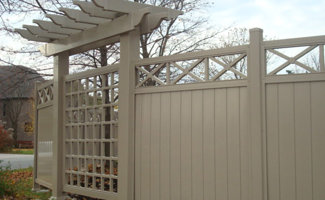 alpa vinyl fence with decorative accents